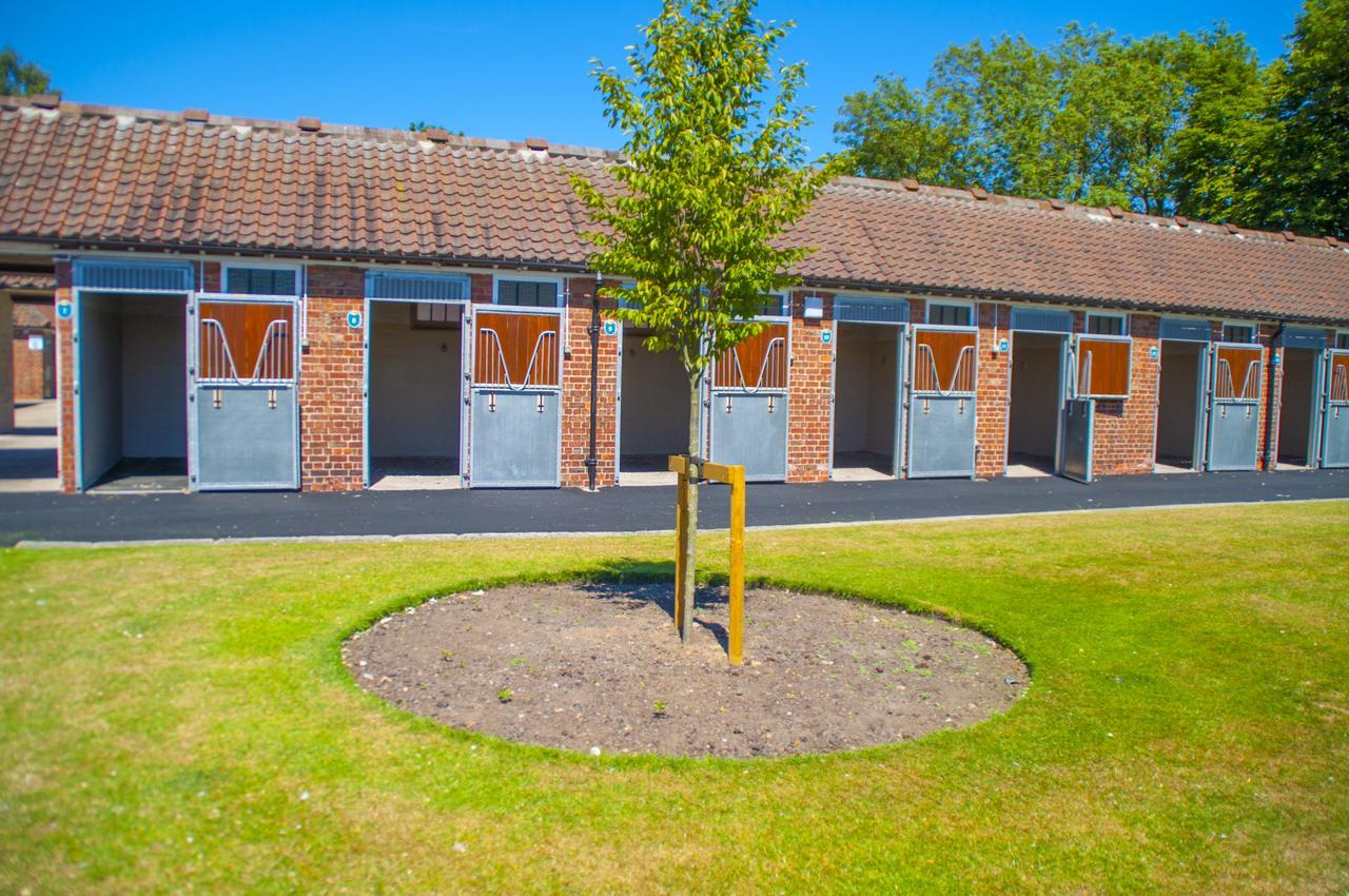 The Stable Suite At York Racecourse Buitenkant foto